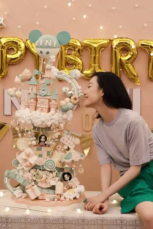 倪妮生日派对现场温馨有爱 抱吉他摆拍笑容灿烂