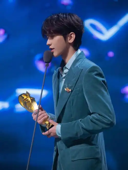 蔡徐坤 tmea盛典领奖造型 身穿一身tom ford蓝色绒面西装套装