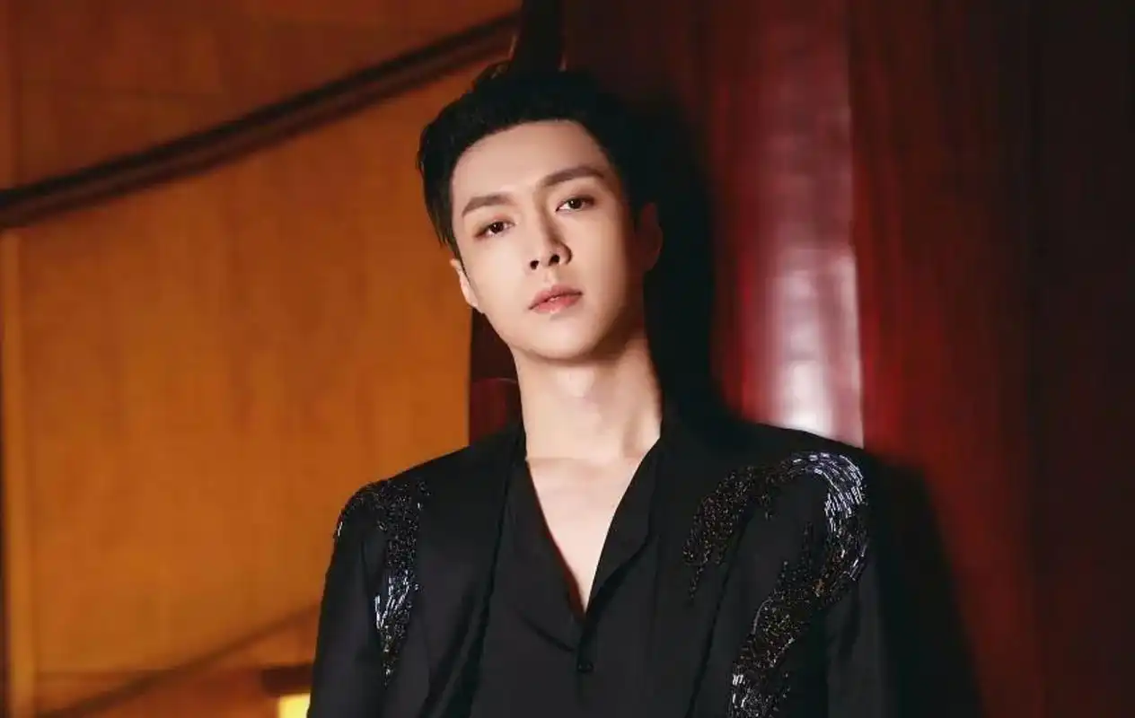 张艺兴演唱会舞蹈动作引争议