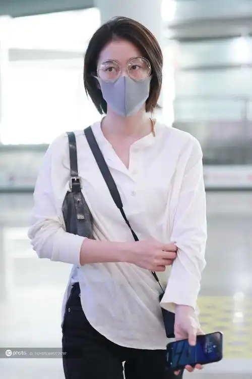 张雪迎素颜戴眼镜文艺女孩气息 "黑白配"低调现身边走边玩手机