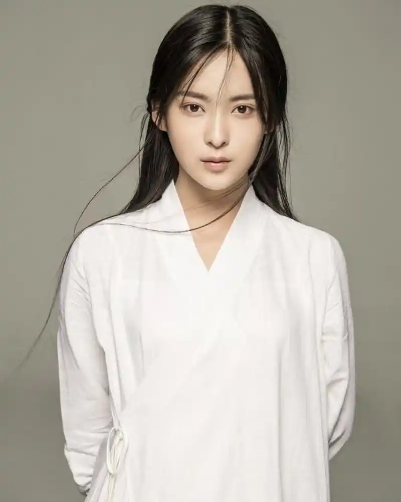 孙安可,曾用艺名张晓唯,1998年2月2日出生于吉林省通化市,中国内地