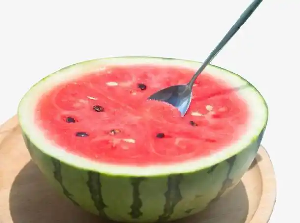 西瓜,绿色的西瓜,切开的西瓜,有勺的西瓜