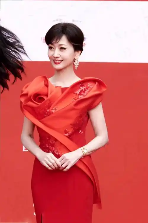赵雅芝出席北京国际电影节,身穿红色大时尚连衣裙,温柔优雅!