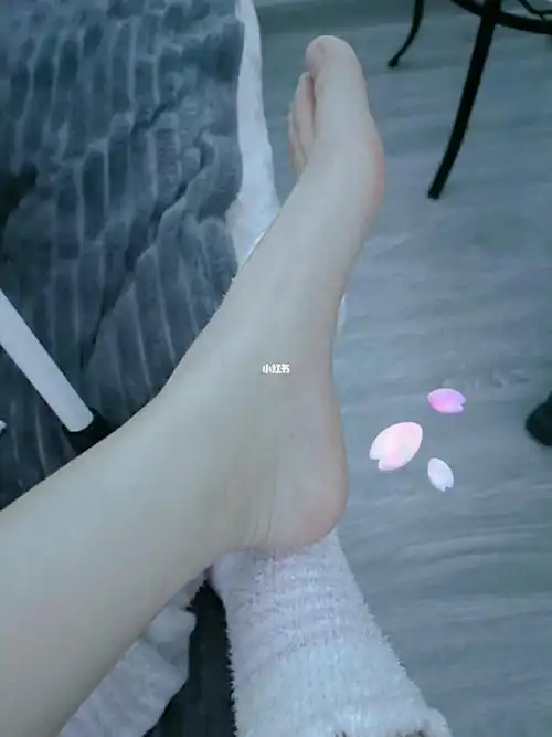 夏天的感觉来啦脚丫丫好白嫩