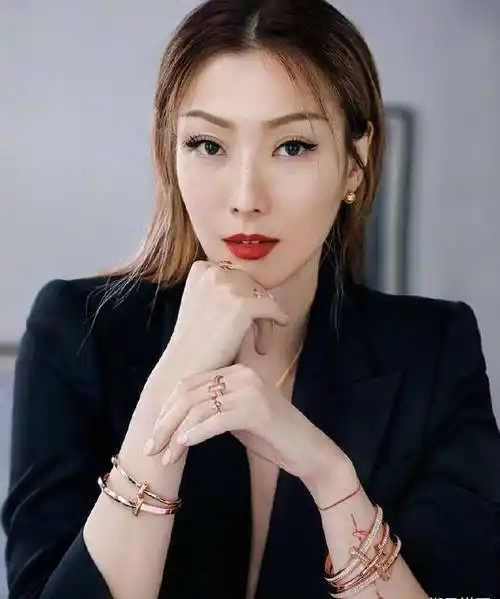 原创美女郑秀文已不同从前风格略显霸气时尚却完全没变