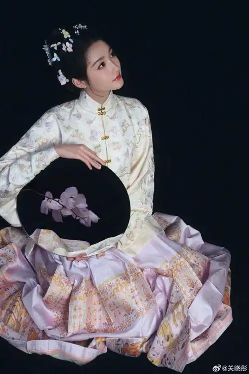 关晓彤超话#三十天安利关晓彤#  【day16古装九宫格】  宝宝精致的