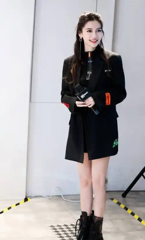 原创杨颖西装配短靴秀雪白美腿梳披肩卷发更添少女感了