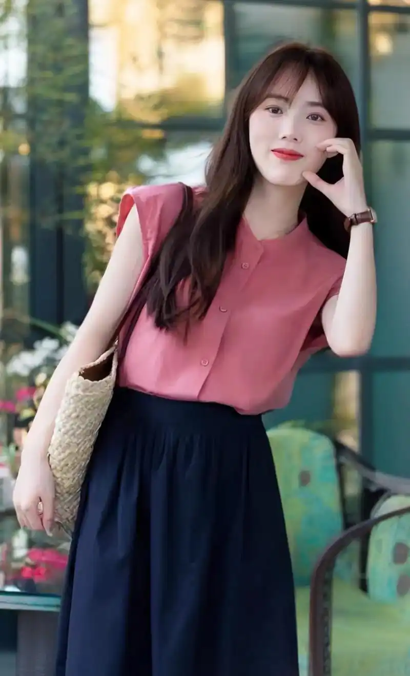 粉色温柔又高级,上衣衬衫剪裁合身,搭配深色半身裙,拉长身材比例,轻松