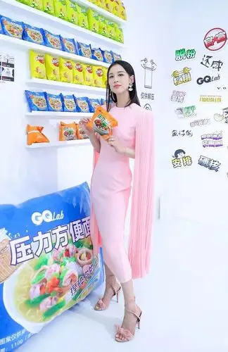 36岁黄圣依生俩娃身材还巨好,斗篷连衣裙配凉鞋,一身粉色有韵味