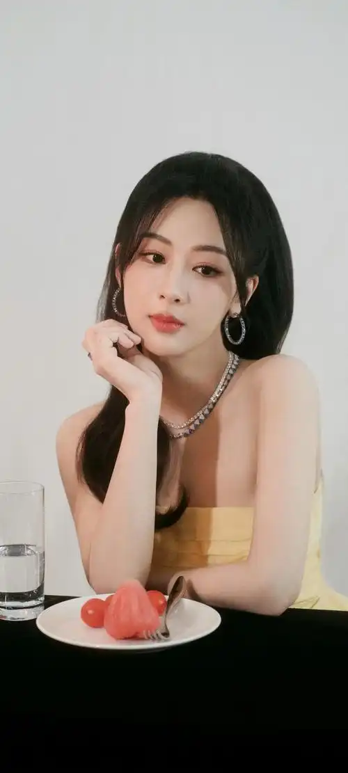 美女明星系列壁纸~杨紫,紫色礼服好看还是黄色礼服好看