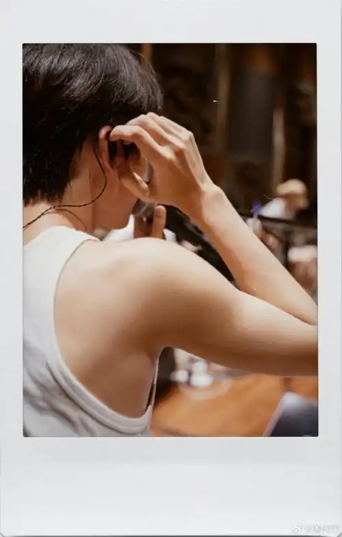 周柯宇北京演唱会排练照96白色背心露出的肌肉我直接斯哈演唱会倒