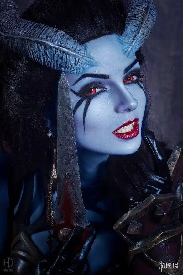 舌舔匕首狠辣诱惑《dota2》俄罗斯美女cos痛苦女王