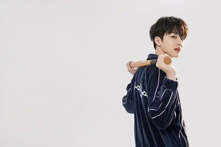 赖冠霖运动风写真曝光 散发帅气清爽少年气息