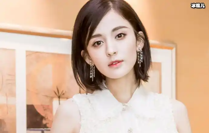 古力娜扎短发,可爱中带些俏皮