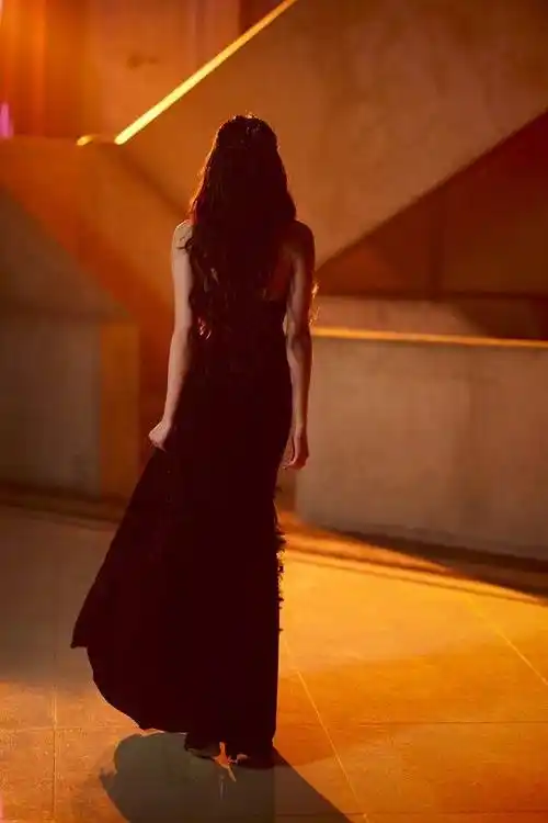 关晓彤穿黑色长裙背影杀绝了高挑身材看着真养眼气质也好