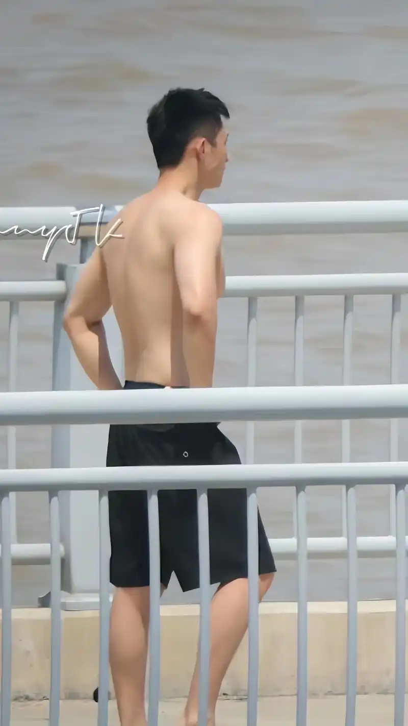 黄景瑜黄景瑜黄景瑜 #后背杀 #背影 #撩起衣服就是腹肌  - 抖音