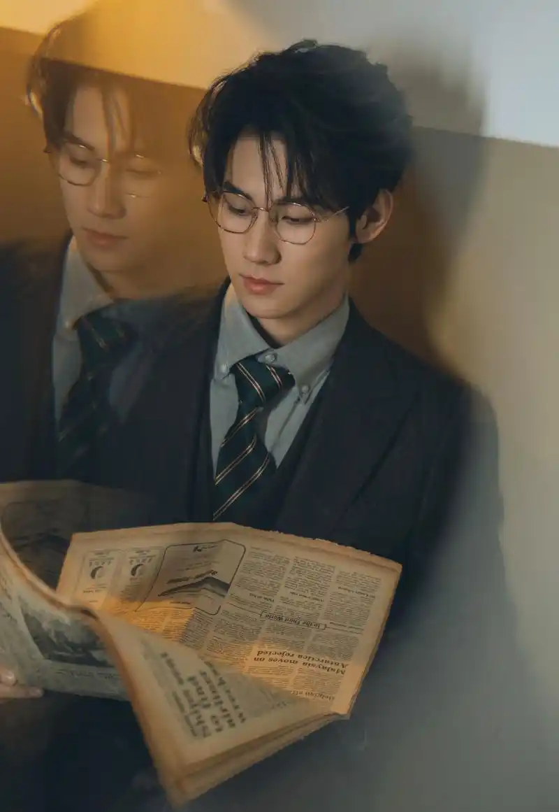 金丝眼镜搭配西装,这样的张真源也太帅了!很有民国老公范儿!