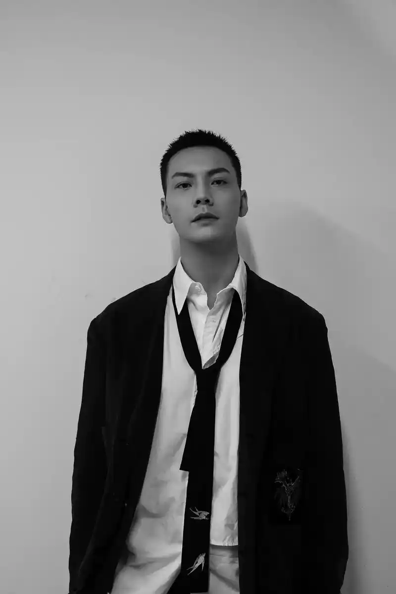 四目相对的时候 在想什么呢 #陈伟霆 #痞帅 #a爆了 - 抖音