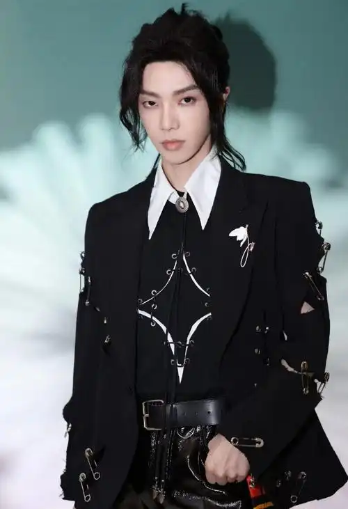 华晨宇新节目真人版百人吃鸡#华晨宇集结100个人参加新节目,面对这么