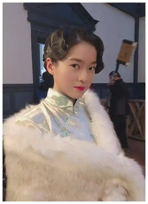 张雪迎罕见旗袍装太美搭配复古波浪卷发贵气十足难得一见