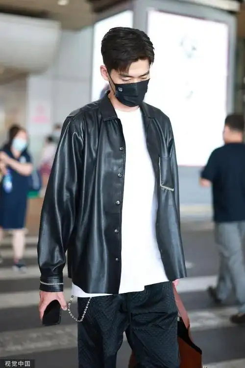 组图:张翰拎大号托特包抵达机场 穿皮衣搭工装裤酷帅十足