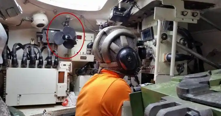 我国坦克内舱照片,无奈感叹,实用就可以