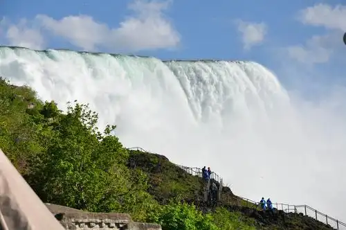 从华盛顿出发前往布法罗,参观世界七大自然奇迹之一的尼亚加拉大瀑布