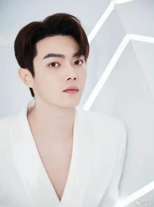 许凯#纯白西装套装大片送达,干净优雅又帅气的soso我一整个爱住好