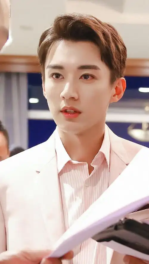 不完全统计的衬衫帅哥刘学义