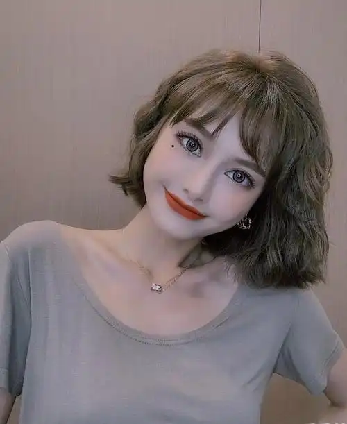 微卷发型承揽春天柔美感~轻熟中透着一点小可爱气场