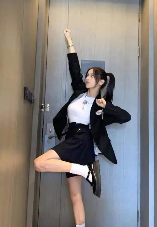 原创杨超越的腿被上帝吻过女生都嫌弃的易胖白袜她却能穿出电棍腿