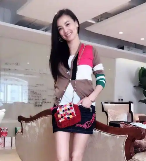 搭配女士上衣,"绿色"牛仔短裤让女神张庭变美了!_时尚_女孩_衣服