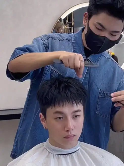 男生夏季短碎发