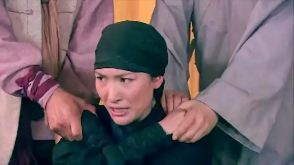 女飞贼尼姑庵偷东西被抓却放了她,第二天闹着要出家,幡然悔悟.