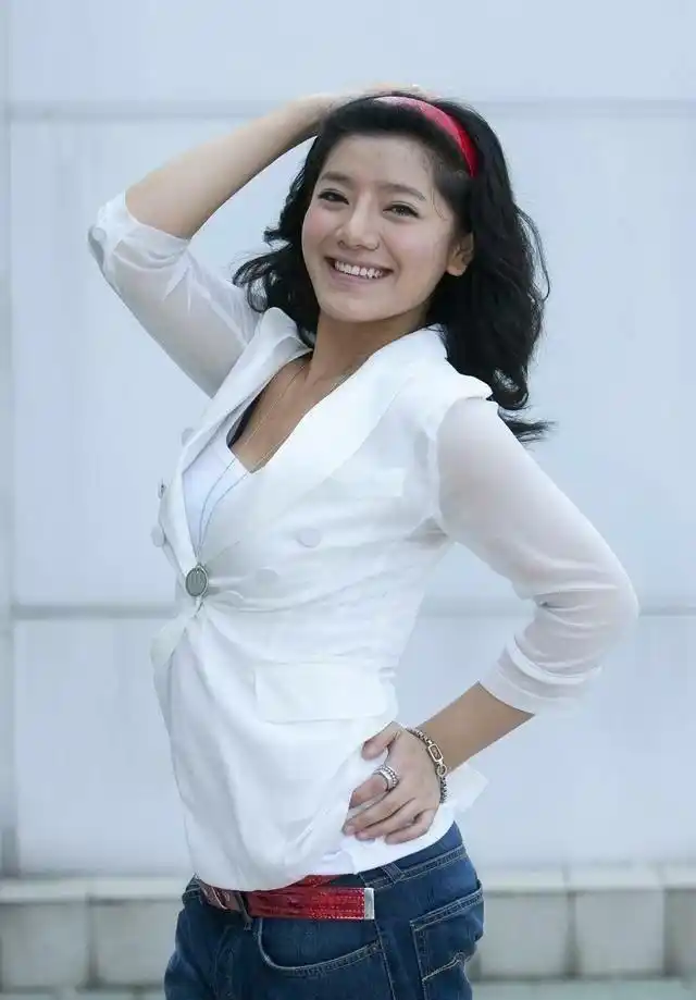 09年快女冠军江映蓉,真的是越变越认不出,最后一张好像芭比娃娃