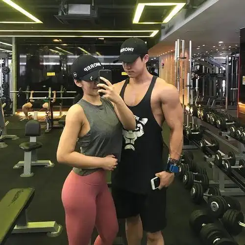 女的叫允儿,是一个酷爱健身的女孩,身材非常好,两人是在健身房认识的.