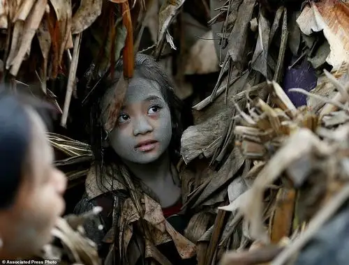 菲律宾祭祀礼数百人裹香蕉叶全身沾满烂泥巴组图215