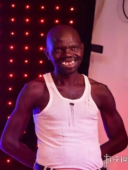 烂牙丑男跳远减房价光身子游泳全球奇葩的比赛