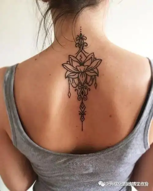 女生后背简约纹身
