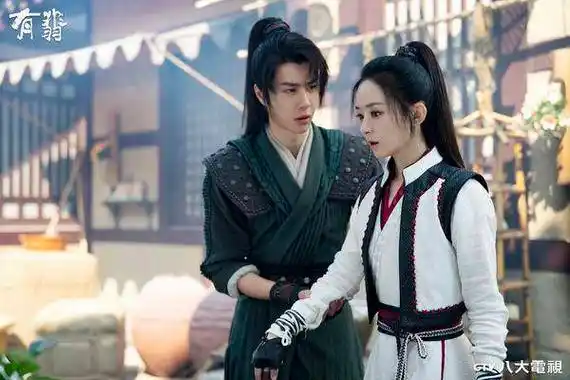 王一博《有翡》剧中因救过赵丽颖而结缘.