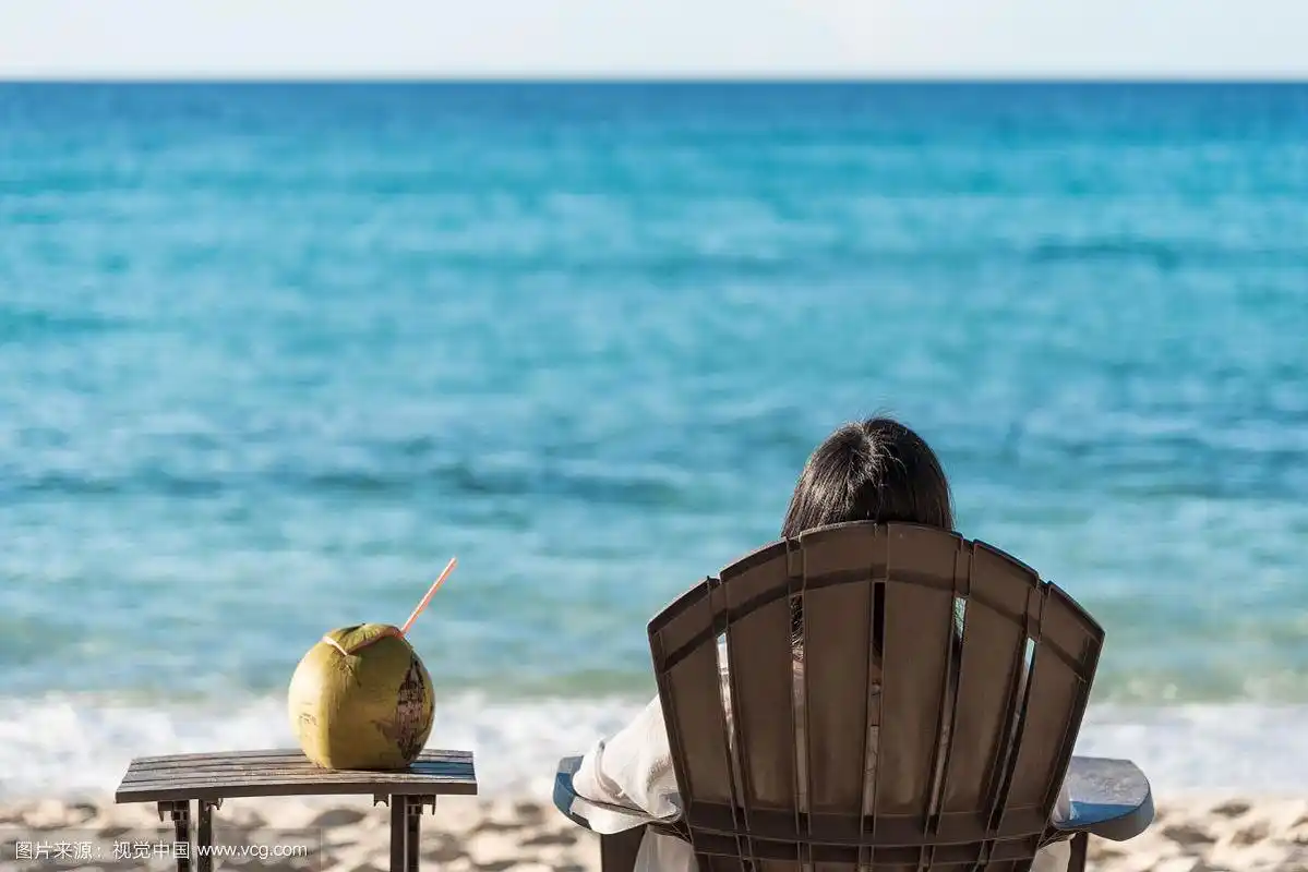 坐在椅子上看大海