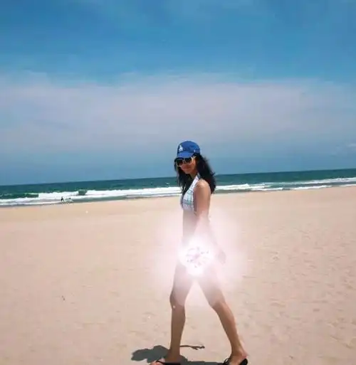 阔太杨采钰海滩晒日光浴!穿挂脖比基尼变黑美人,身材比刘亦菲辣