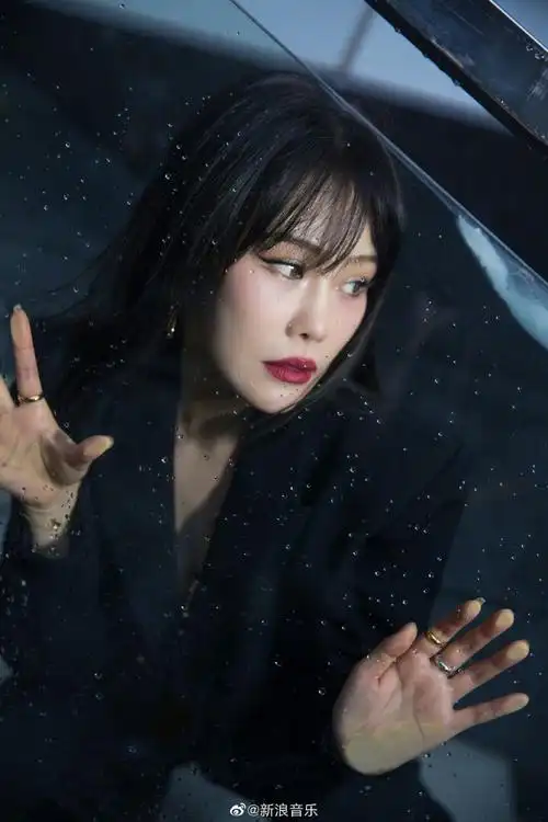 组图:袁娅维最新写真大片曝光 露腰西装配高腰西裤性感干练