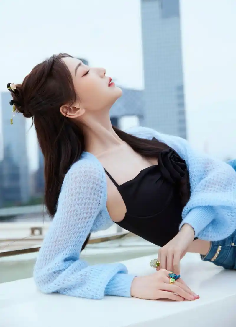 毛晓彤云襄传长发氛围大片,飒气女侠酷感十足