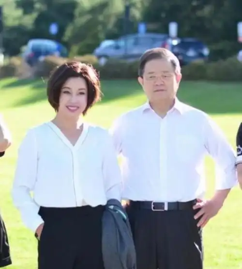 71岁刘晓庆罕见和82岁老公同框似两代人她活力少女他白发苍苍