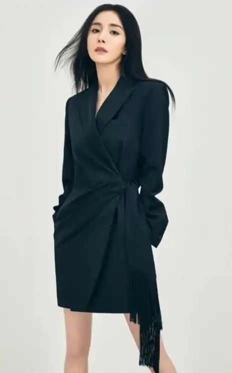 杨幂演绎霸道女总裁风格,身穿黑色西服套装,又美又飒_腾讯新闻