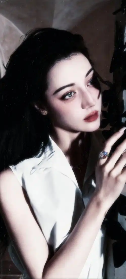 迪丽热巴红秀十一月刊封面