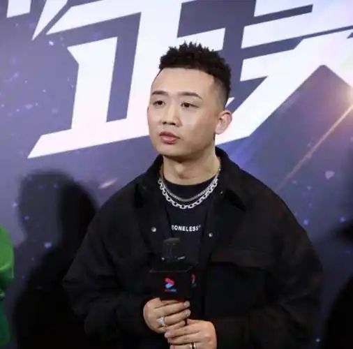 疑似gai与女粉丝私信曝光,对话露骨难以置信,网友:没有惊讶的感觉