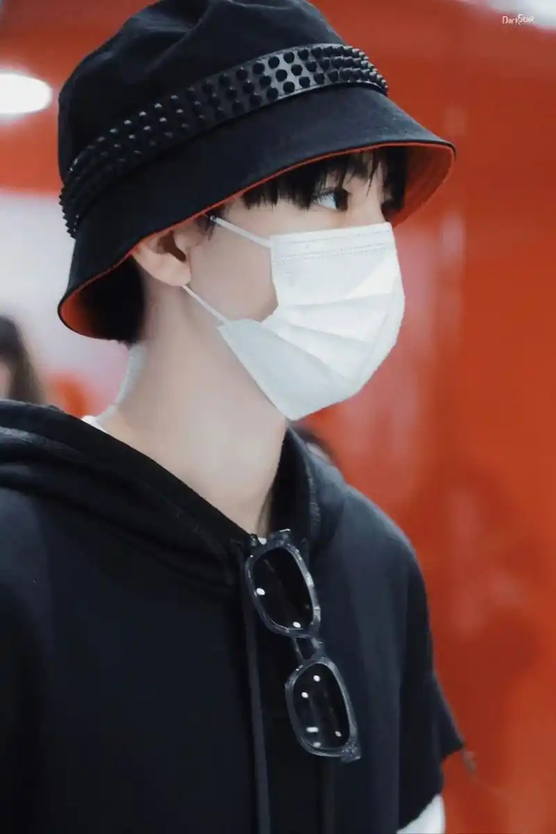 王俊凯机场街拍 结束巴黎行程回国的小凯穿着短袖帽 衫叠搭卫衣,轻松