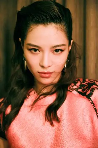 钟楚曦并不算第一眼美女,脸型还是比较有棱角的,这种脸天生适合大屏幕